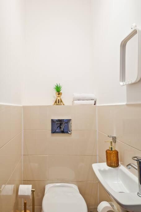 Apartment Renovated 2br With Balcony In Bauhaus *beachfront* Tel Aviv-Jaffa