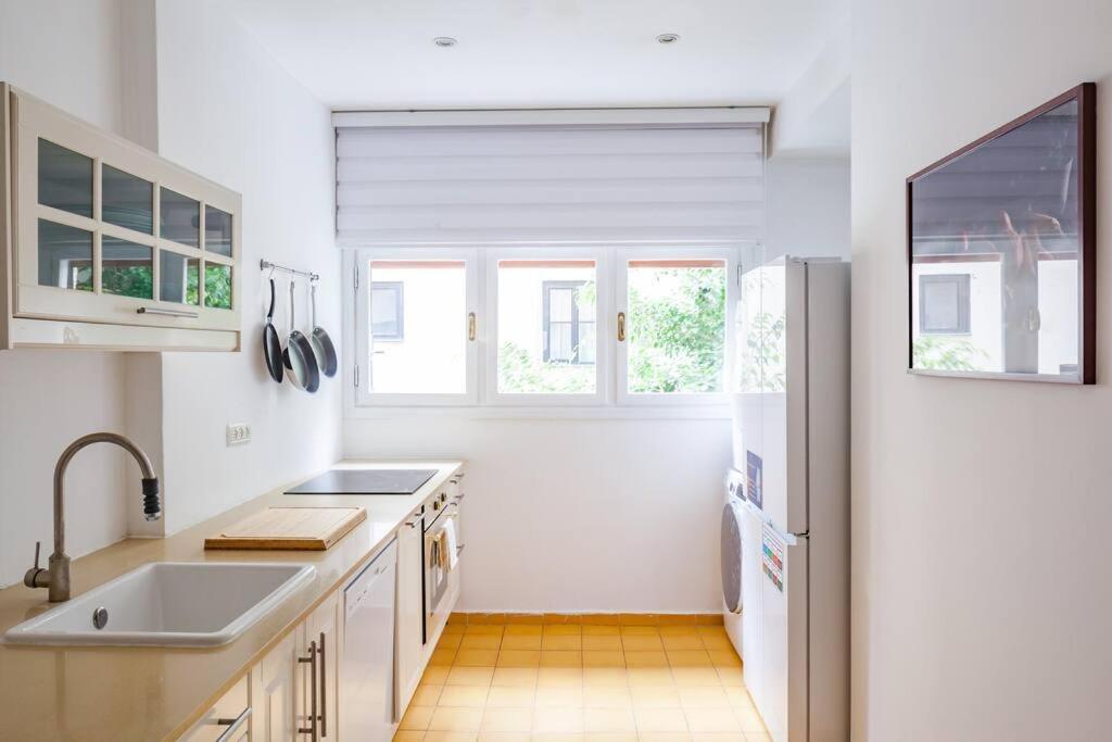 Renovated 2br With Balcony In Bauhaus *beachfront* Tel Aviv-Jaffa