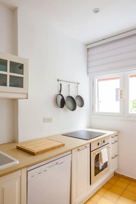 Renovated 2br With Balcony In Bauhaus *beachfront* Tel Aviv-Jaffa