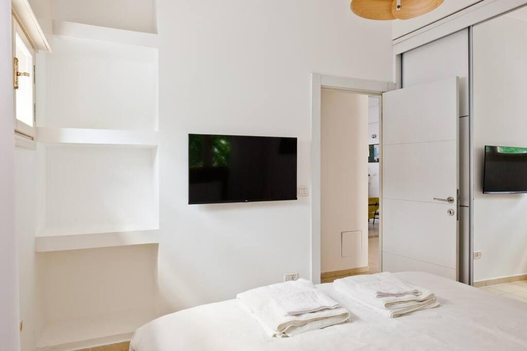 Renovated 2br With Balcony In Bauhaus *beachfront* *