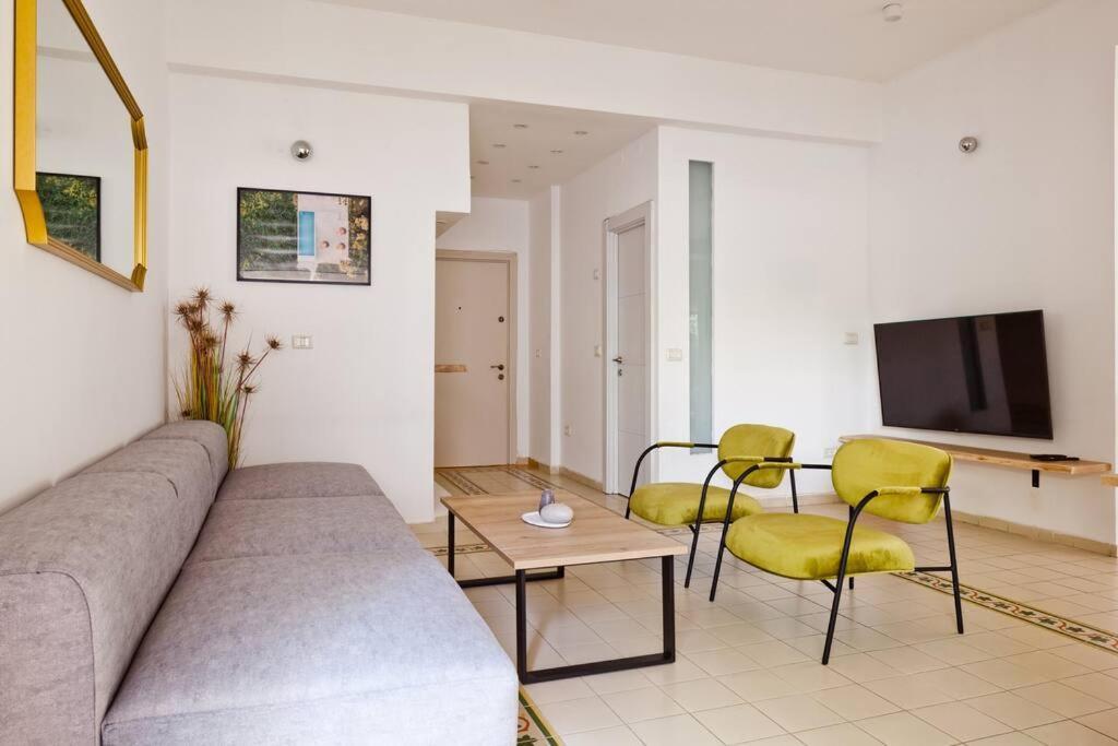 Renovated 2br With Balcony In Bauhaus *beachfront* Apartment Tel Aviv-Jaffa